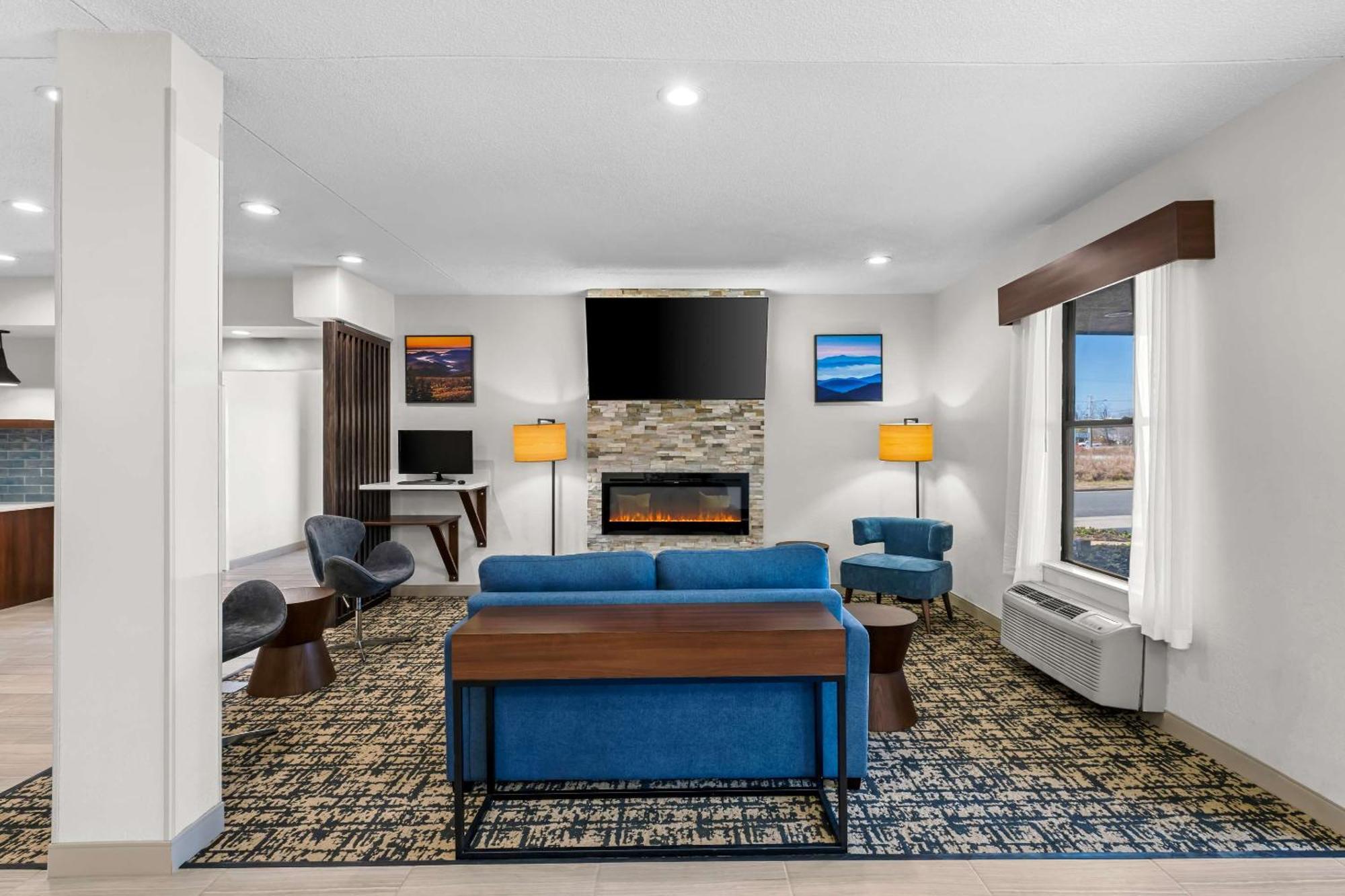 Clarion Pointe Hotel Archdale Exterior photo