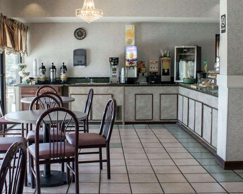 Clarion Pointe Hotel Archdale Restaurant photo